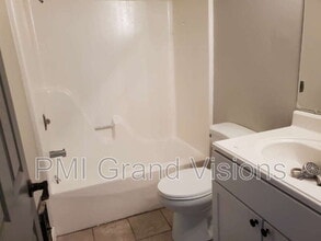 465 E Main St in Warrensburg, IL - Building Photo - Building Photo