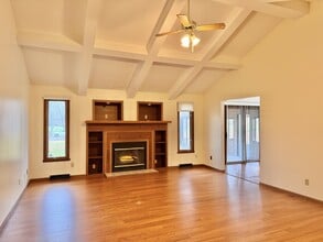 9807 Double Ditch Cir in Roscoe, IL - Building Photo - Building Photo