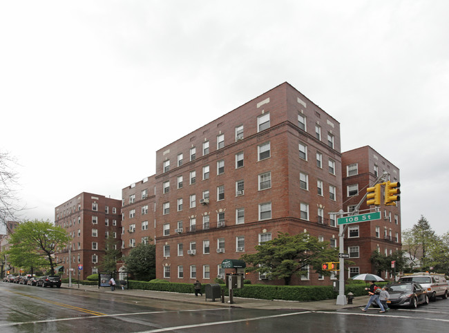 70-11 108th St in Forest Hills, NY - Foto de edificio - Building Photo