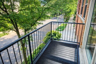 2375 W Montana St, Unit B2 in Chicago, IL - Foto de edificio - Building Photo