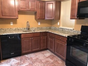 275 Gloucester Ct in Matawan, NJ - Building Photo - Building Photo