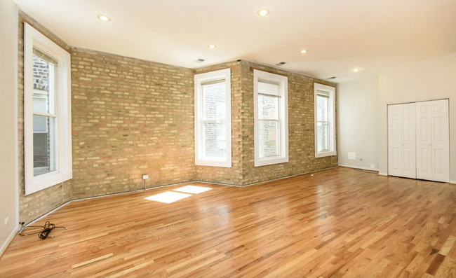 835 N Damen Ave, Unit 2nd floor