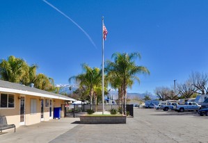 Hemet Valley Travel Trailer Park in Hemet, CA - Foto de edificio - Building Photo