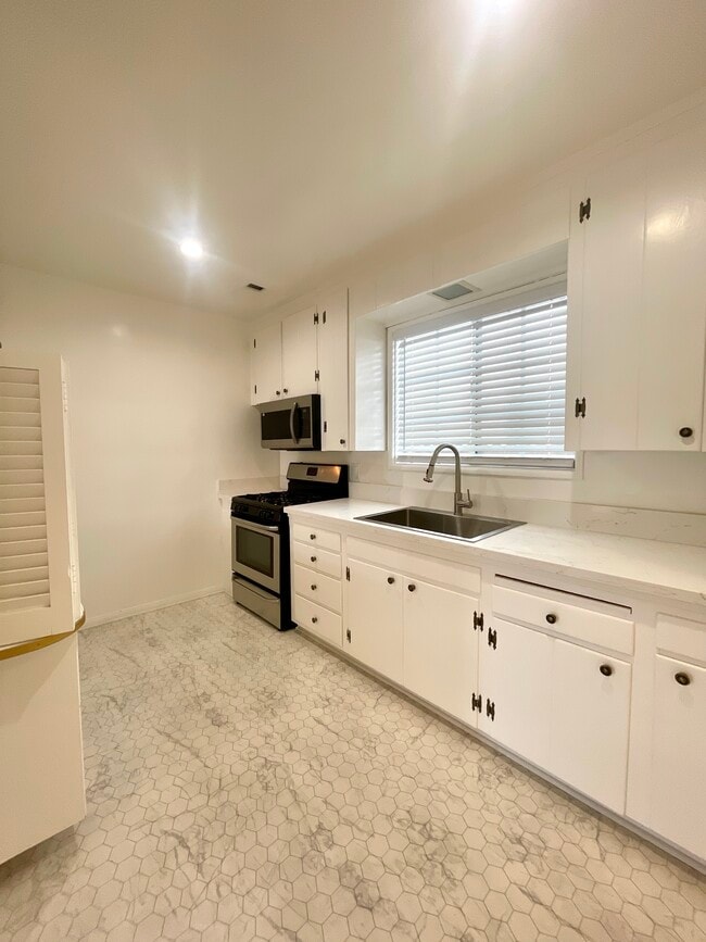 5534 1/2 Kester Ave, Unit 5534 1/2 in Sherman Oaks, CA - Building Photo - Building Photo