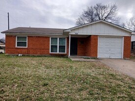 706 Goldwood Dr in Dallas, TX - Building Photo