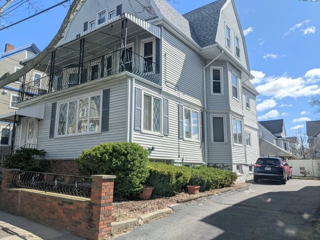 15 Hill St, Unit 1 in Somerville, MA - Building Photo - Building Photo