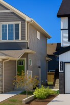 1234 Plum Bnd SW in Edmonton, AB - Building Photo