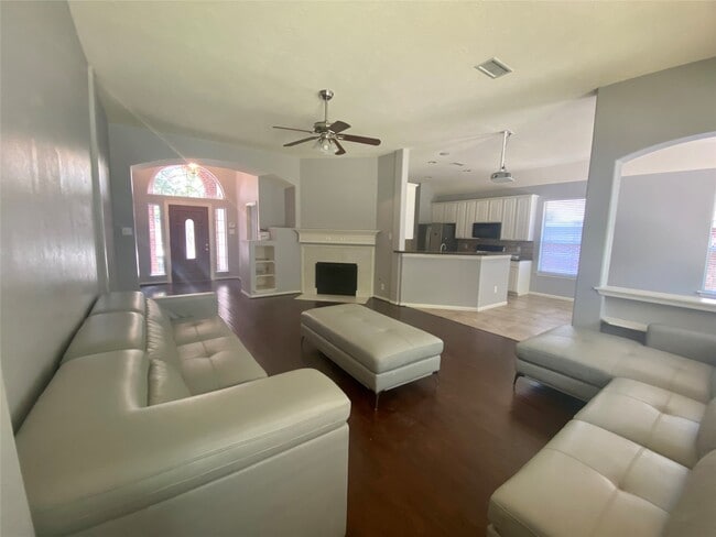 property at 118 N Willow Point Cir