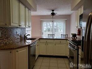 114 Daniel Ct in Kendall Park, NJ - Building Photo - Building Photo