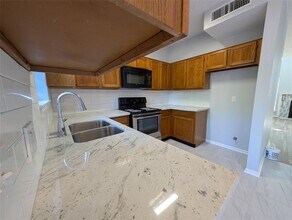 7575 Cambridge St in Houston, TX - Building Photo - Building Photo