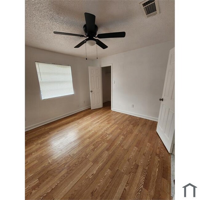 6825 E Coronet Ct in New Orleans, LA - Foto de edificio - Building Photo