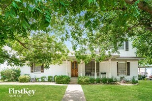 206 E 5th St in Ferris, TX - Building Photo