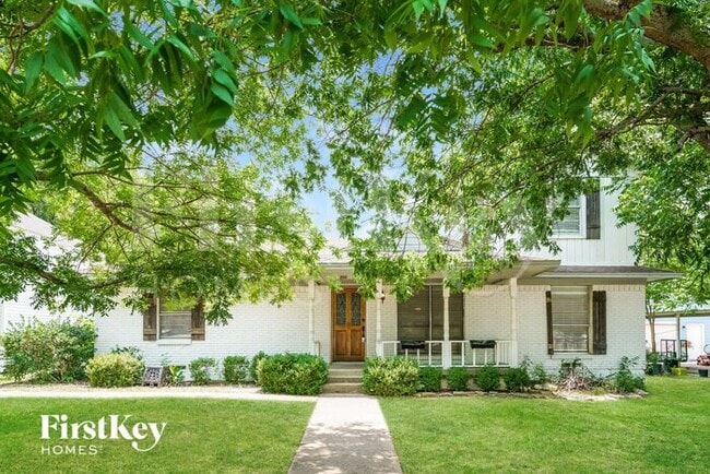 property at 206 E 5th St