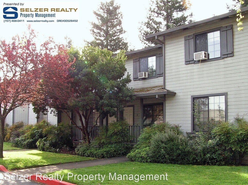 890 S Orchard Ave in Ukiah, CA - Foto de edificio