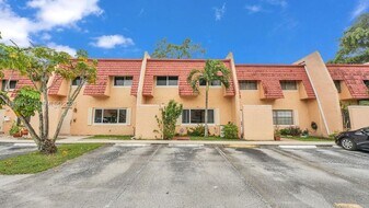 6 Spinning Wheel Ln in Tamarac, FL - Building Photo