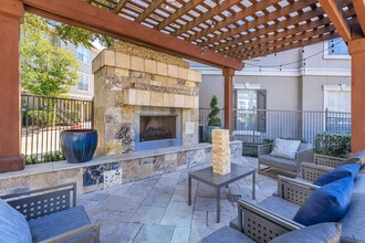 Estates At Bellaire in Houston, TX - Building Photo - Building Photo