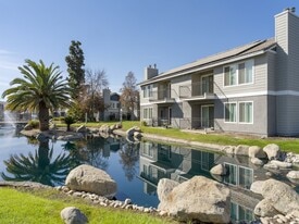 Edgewater Isle Apartments and Townhomes in Hanford, CA - Building Photo