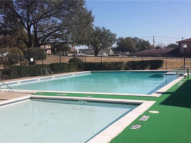 property at 2704 Stonehaven Ct