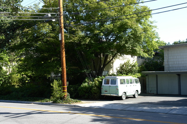 1130 Laurel St in Menlo Park, CA - Building Photo - Building Photo