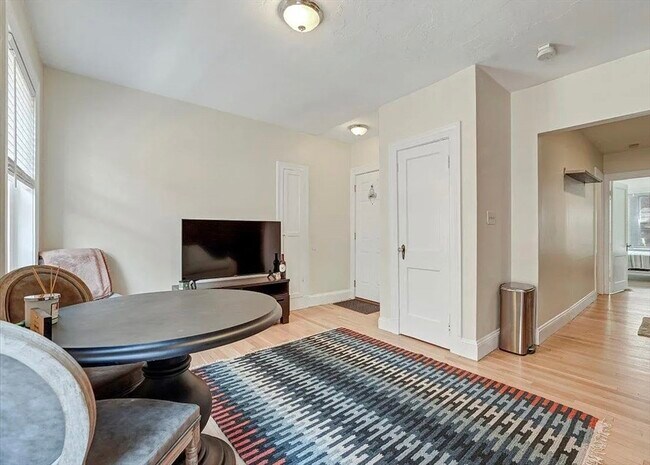 132 Myrtle St, Unit 6 in Boston, MA - Foto de edificio - Building Photo