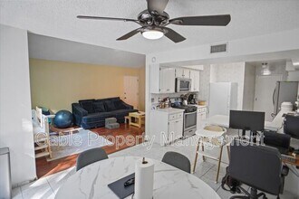 25249 Ave Dorena in Santa Clarita, CA - Building Photo - Building Photo