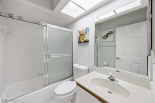 822 Gulf Pavillion Dr in Naples, FL - Building Photo