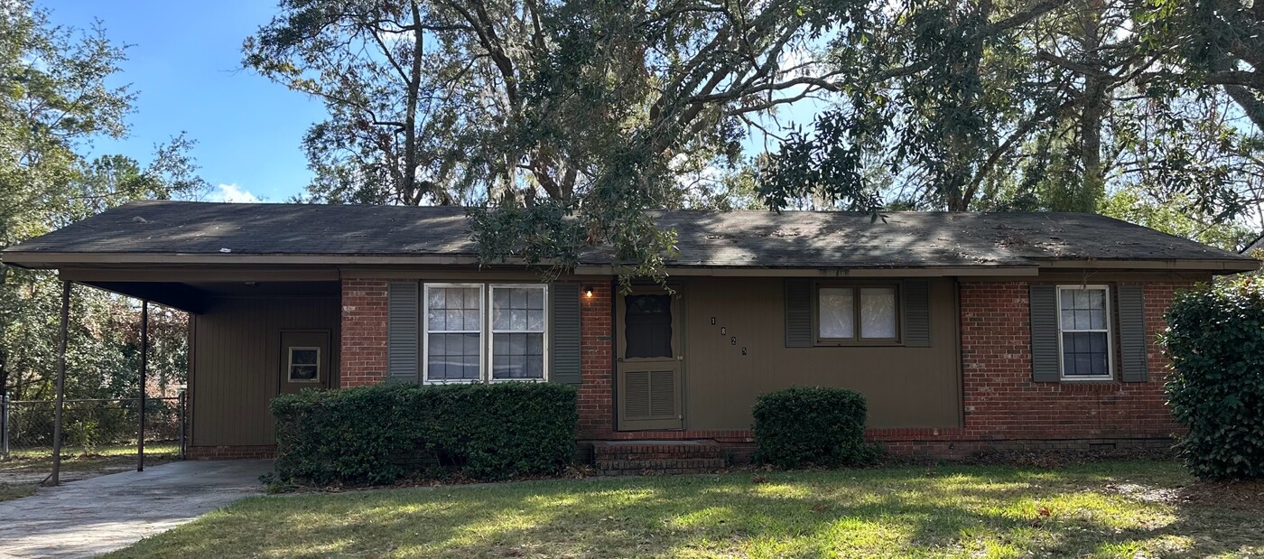 1825 Claudia Cir in Valdosta, GA - Foto de edificio