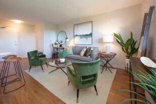 Harbourview Apartments in Oakville, ON - Building Photo