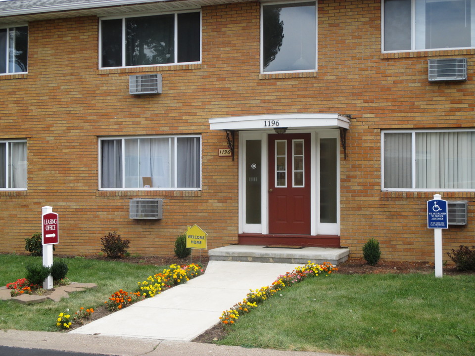 Ridgecrest Court in Rochester, NY - Building Photo