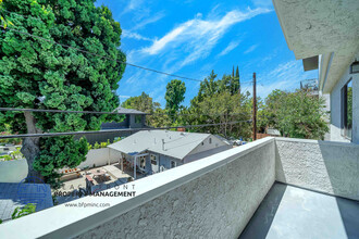 12314 Moorpark St. in Studio City, CA - Foto de edificio - Building Photo