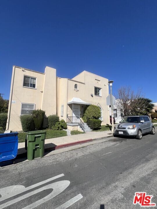 4535 W 11th Pl in Los Angeles, CA - Building Photo