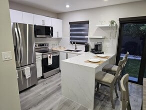 11022 SW 6th St, Unit Renovated Duplex Near FIU in Miami, FL - Foto de edificio - Building Photo