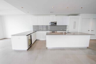 88 SW 7th St, Unit 4111 in Miami, FL - Building Photo - Building Photo