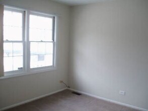 327 Carthage Ct in Bloomingdale, IL - Building Photo - Building Photo