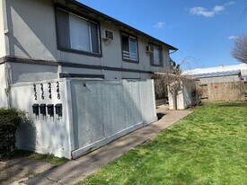 248 W Clark St in Medford, OR - Building Photo