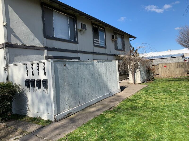 248 W Clark St in Medford, OR - Building Photo