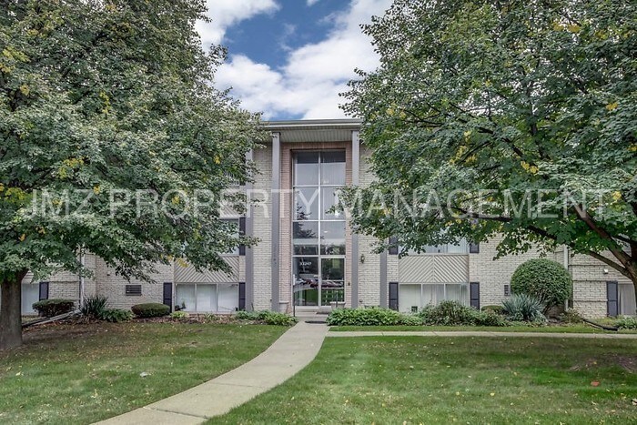 33247 Kingslane Ct-Unit -7 in Farmington, MI - Foto de edificio
