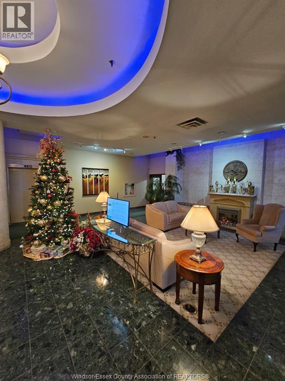 515 Riverside Dr W in Windsor, ON - Foto de edificio - Building Photo