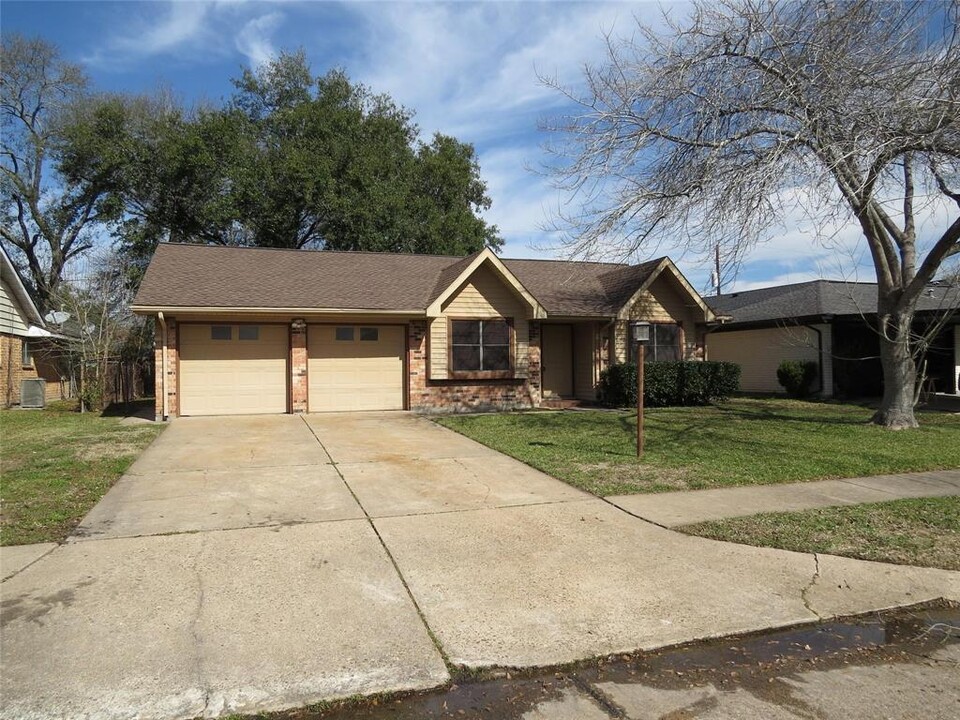 325 Alice Ln in Deer Park, TX - Building Photo