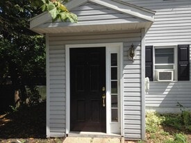 800 Mohrsville Rd in Shoemakersville, PA - Building Photo