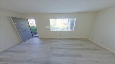 210 Greenbriar Townhouse Way in Las Vegas, NV - Building Photo - Building Photo