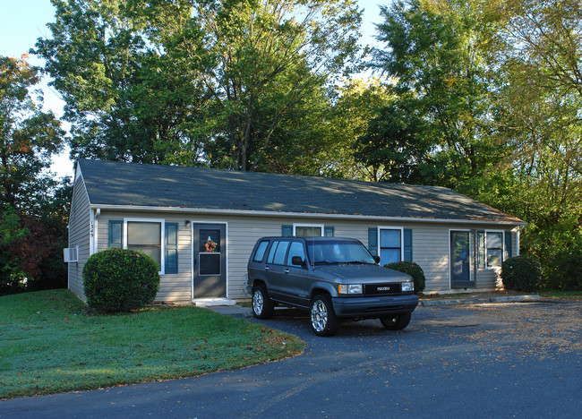 1345 Waughtown St in Winston-Salem, NC - Foto de edificio - Building Photo