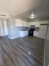 1089 E Desert Inn Rd in Las Vegas, NV - Building Photo - Building Photo