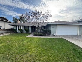 3056 Jason Wy in Medford, OR - Building Photo