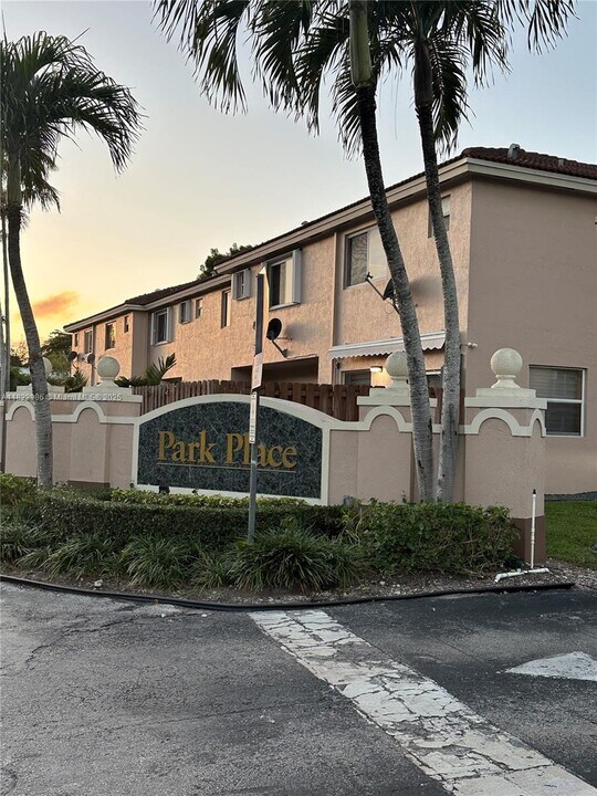 14303 SW 96th St in Miami, FL - Foto de edificio
