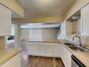 1718 Glen Alta Dr, Unit 2FL in Irving, TX - Foto de edificio - Building Photo