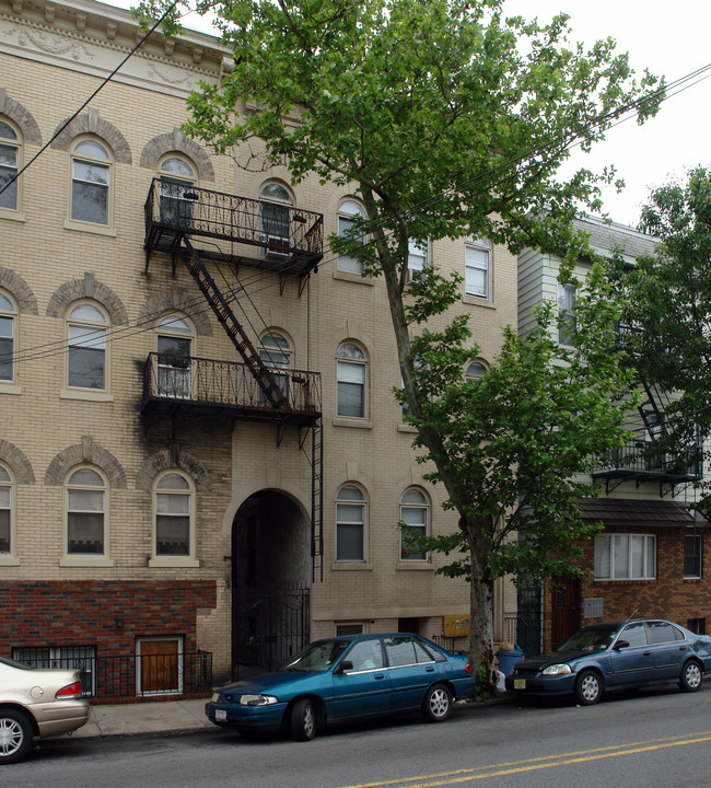 100 Pulaski St in Newark, NJ - Foto de edificio - Building Photo