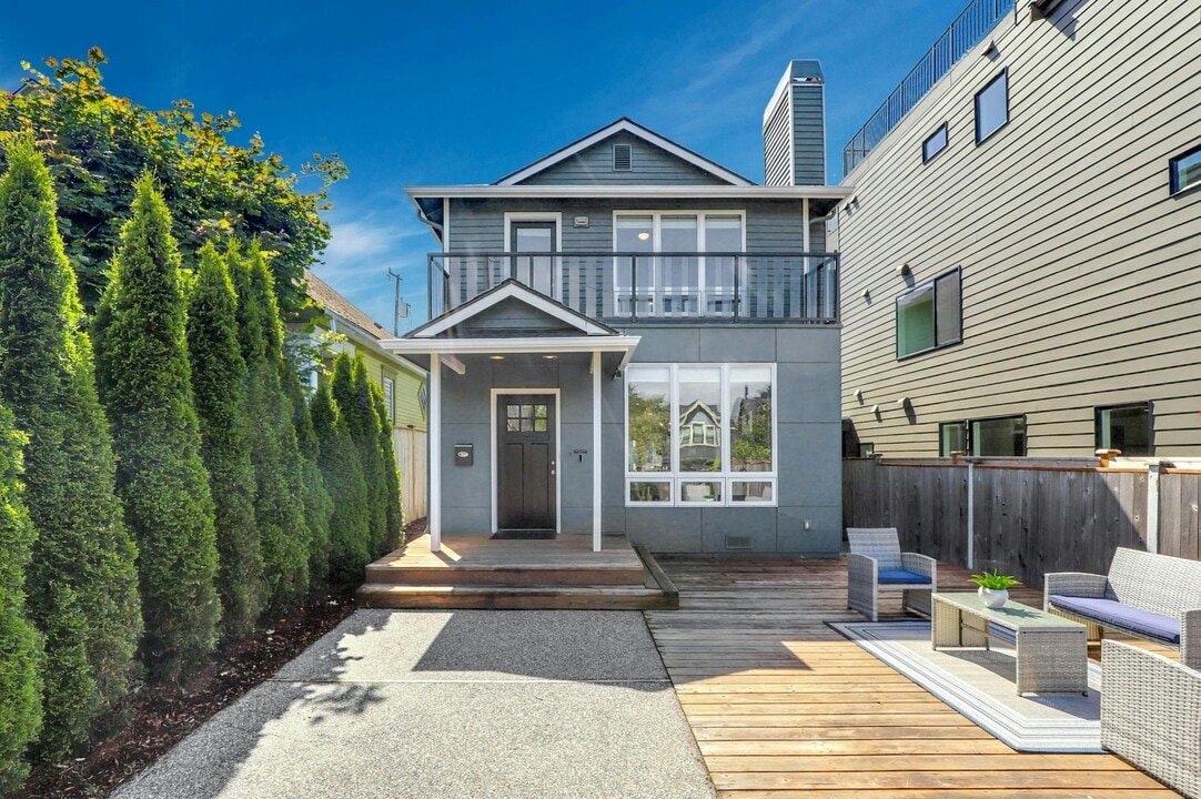 2111 6th Ave W in Seattle, WA - Foto de edificio