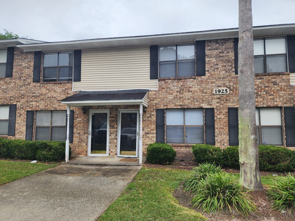 1925 Tropicana Rd in North Charleston, SC - Building Photo