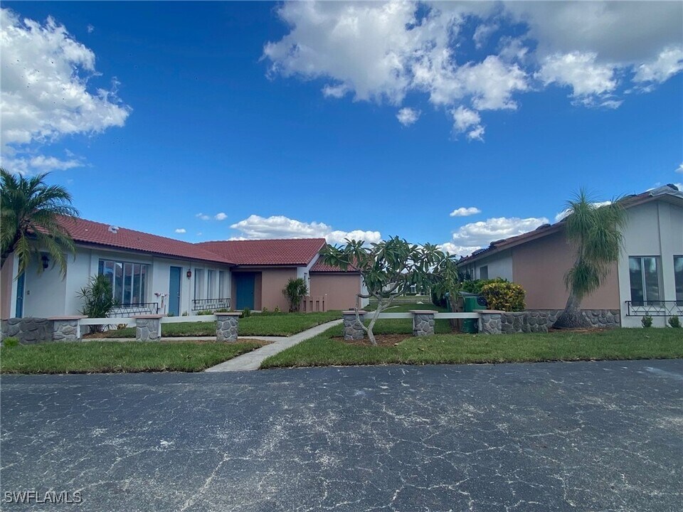 4107 SE 18th Pl in Cape Coral, FL - Building Photo